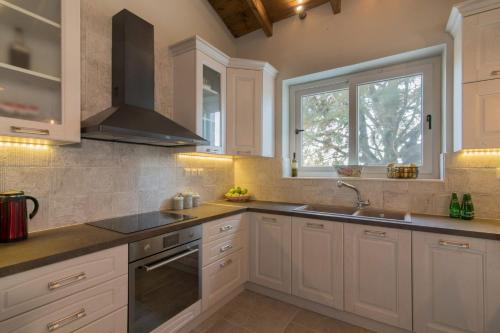 Dapur atau dapur kecil di Astarte Villas - Anantara Villa with Pool