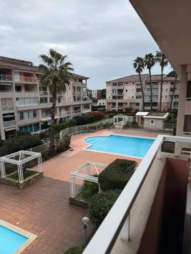 Dernier étage avec garage, piscines et tennis