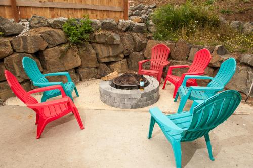 リンカーンシティにあるA Bit of R n Rの火の周りに座る椅子のグループ