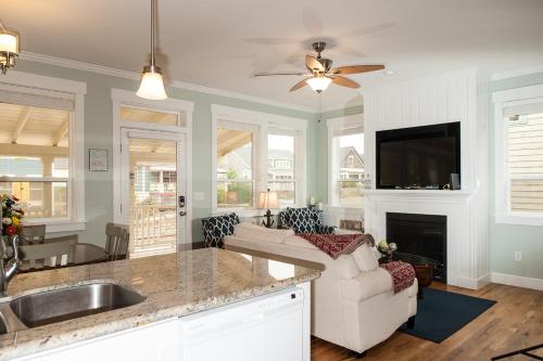 リンカーンシティにあるA Bit of R n Rのキッチン、リビングルーム(ソファ、テレビ付)