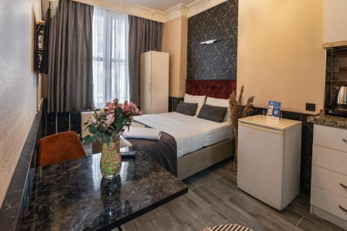 Postel nebo postele na pokoji v ubytování Nest HOTEL Sisli