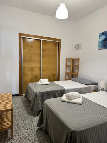 two beds in a room with two beds sidx sidx sidx at Brisa de mar in El Perelló