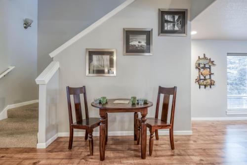 a dining room with a table and chairs at A Lobster Lookout in Lincoln City