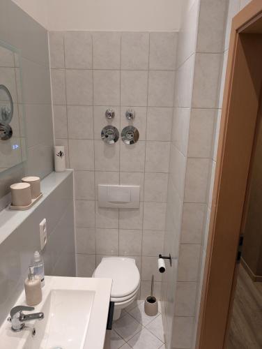 Ένα μπάνιο στο Helle Ferienwohnung Schloßchemnitz - New Apartment