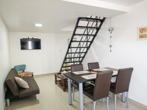une salle à manger avec une table et une échelle dans l'établissement Departamento Lionel, à Río Gallegos