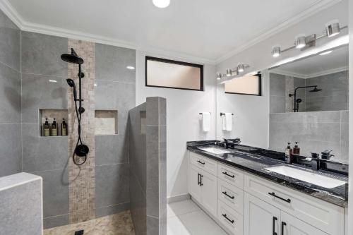 a bathroom with a shower and a sink at Villa Isla Azul in Ocotal