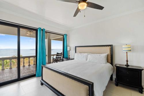 a bedroom with a bed and a view of the ocean at Villa Isla Azul in Ocotal