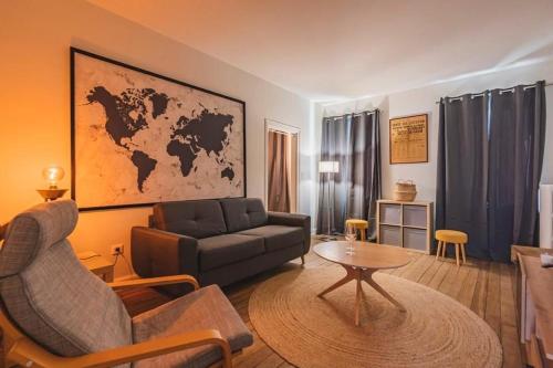 un salon avec un canapé et une table dans l'établissement bulles, à Épernay