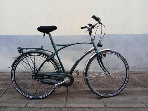 a bike parked in front of a building at Cosy homestay in Quiet historic area in Tienen