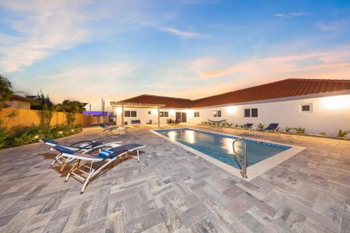 Newly Built Comfy Apartment Pool & BBQ by LUCHA