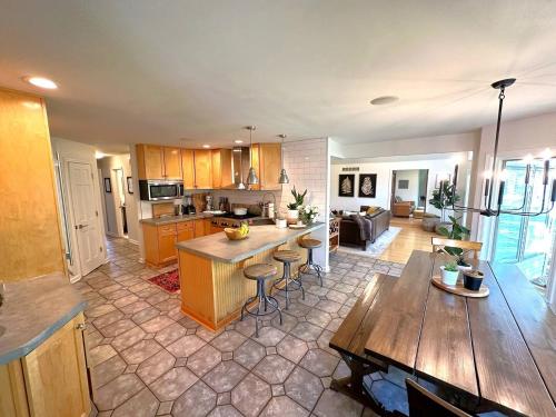 Una gran cocina y sala de estar con una mesa. en Four Oaks Ranch, en Marion