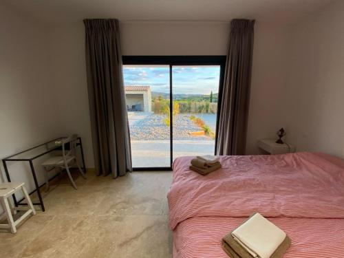 - une chambre avec un lit et une grande porte en verre dans l'établissement Villa with pool in Provence bij de Mont Ventoux, à Blauvac
