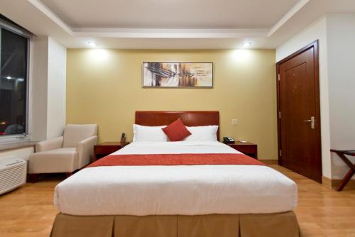 Een bed of bedden in een kamer bij Asiatic Hotel - Flushing
