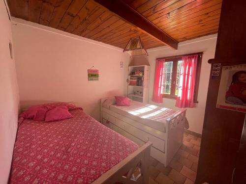 Ένα ή περισσότερα κρεβάτια σε δωμάτιο στο Casa con piscina en Sierra de los Padres