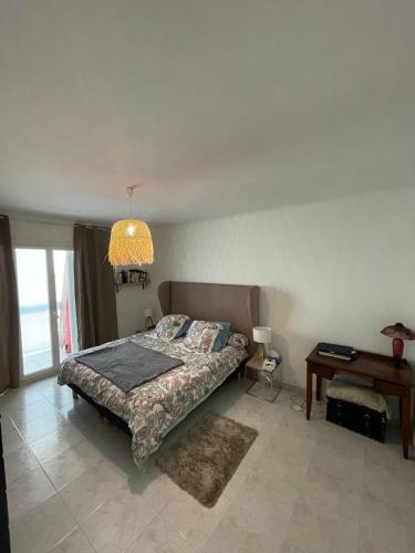 une chambre avec un lit, une table et une lampe dans l'établissement Loretto proche centre ville et plage, à Ajaccio