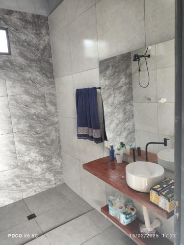 a bathroom with a sink and a mirror at Chácara Morada do Sol Ibiúna in Ibiúna