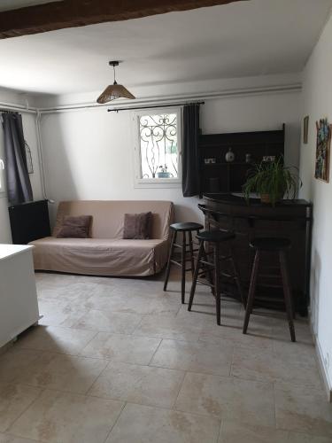 un salon avec un canapé et une table dans l'établissement Maison de campagne, à Saint-Hilaire-de-Brethmas