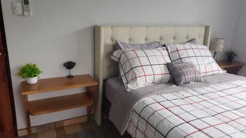 a bedroom with a bed with a white and red blanket at Casa tipica in Fortuna