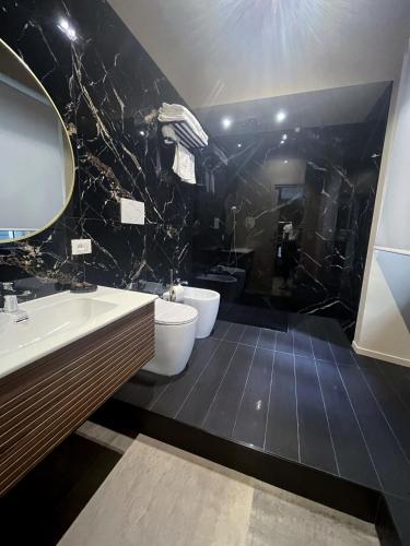 a bathroom with two sinks and two toilets at PRIMO RE, Luxury Rooms in Campobasso