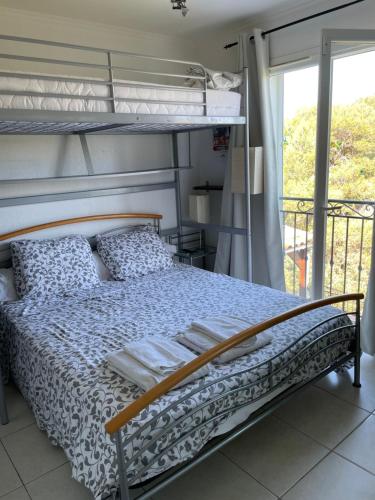 - une chambre avec des lits superposés et un balcon dans l'établissement Beautiful villa Nice, à Nice