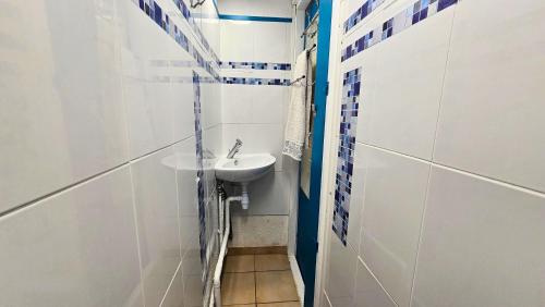 une petite salle de bain avec un lavabo et des toilettes dans l'établissement Maisonnette à 150m de la plage, climatisée, 6 couchages, au Barcarès