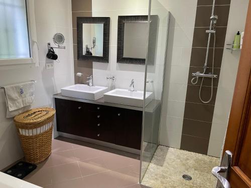 une salle de bain avec deux lavabos et une douche dans l'établissement Beautiful villa Nice, à Nice