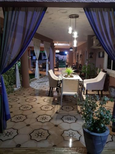 Ruang duduk di Nana Adu Guest House