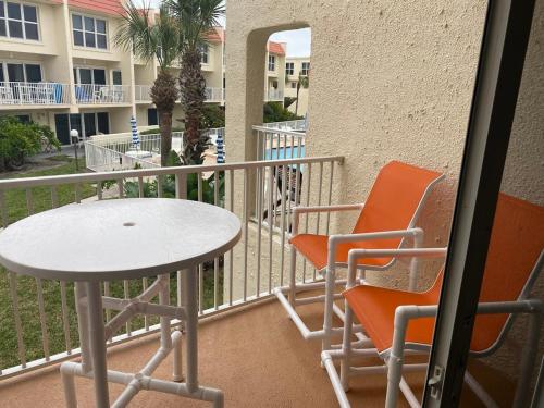 Balkón nebo terasa v ubytování Beautiful Ocean Side 2 Bedroom Condo with Pool