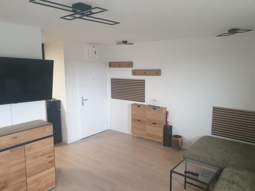 Una sala de estar con un sofá y un televisor de pantalla plana. en 2x2x2 apartment - nový 2 izbový apartmán, 2-minúty od letiska, 2- garáže, en M R Stefanik