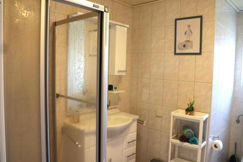 ein Badezimmer mit Dusche, Toilette und Waschbecken in der Unterkunft Ferienwohnung Borkum in Holtgast