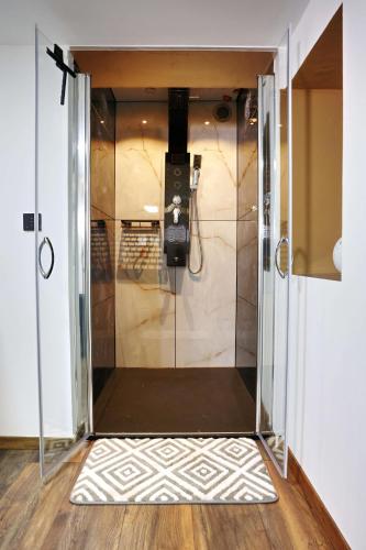 a glass shower door with a phone in it at Ferienapartment Zur guten Quelle in Bad Liebenstein
