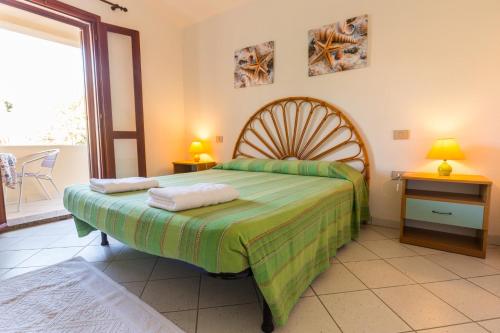 ブドーニにあるAppartamento dell'Oleandroのベッドルーム1室(ベッド1台、大きな窓付)