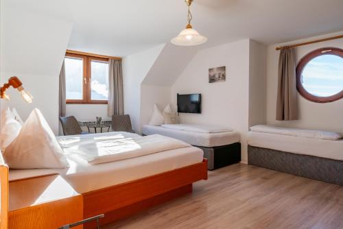 Postel nebo postele na pokoji v ubytování Hotel Gasthof Post