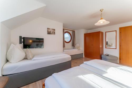 Postel nebo postele na pokoji v ubytování Hotel Gasthof Post