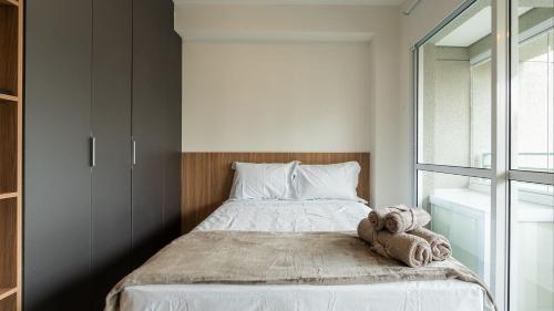 a bedroom with a bed with towels on it at By DH: Luxo e conforto em Perdizes, aos poucos minutos do Allianz parque in Sao Paulo