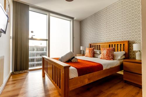 Postel nebo postele na pokoji v ubytování Luxury Two Bed City Apartment -The Hub