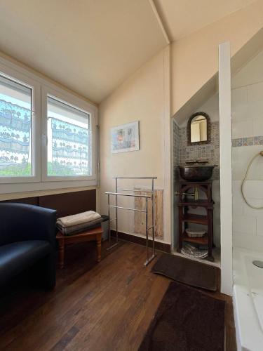 un salon avec un canapé et une fenêtre dans l'établissement CriCri Family Beach House, à Jullouville