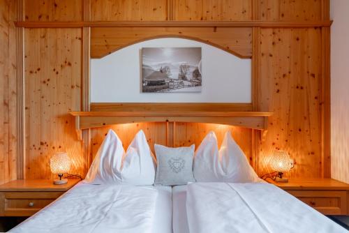 Postel nebo postele na pokoji v ubytování Hotel Gasthof Post