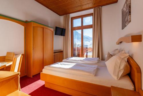 Postel nebo postele na pokoji v ubytování Hotel Gasthof Post