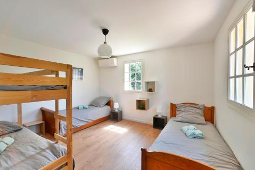 une chambre avec deux lits superposés dans une pièce dans l'établissement Villa Marie-Rose, à Saint-Didier