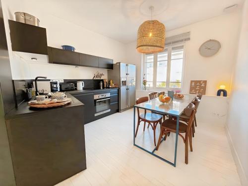 une cuisine avec une table et une salle à manger dans l'établissement HérouVillers - Bright duplex in Hypercentre & Beach a stone's throw away, à Villers-sur-Mer