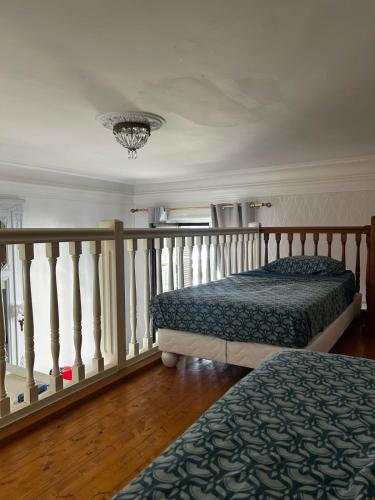 une chambre avec deux lits et un balcon dans l'établissement Studio le 121 - Palace Le Bernascon, à Aix-les-Bains