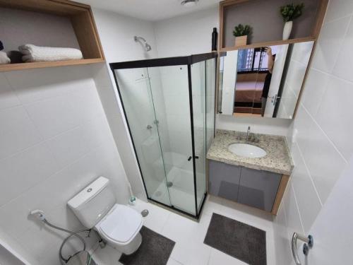 un bagno con doccia, WC e lavandino di Estudio Completo perto do VLT e Metrô a Rio de Janeiro
