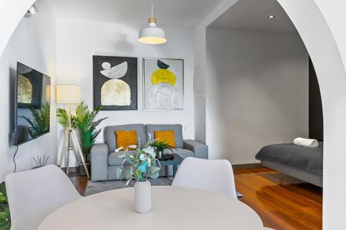 Orange Tree Studio, just steps from the sea