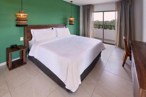 Ένα ή περισσότερα κρεβάτια σε δωμάτιο στο Holiday Inn Tulum by IHG