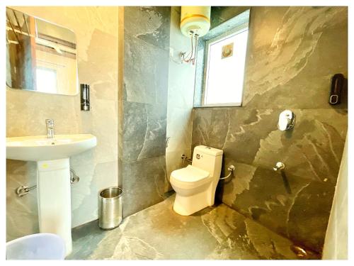 Un baño de HOTEL PREMIUM WOW NEAR C J Park Kolkata