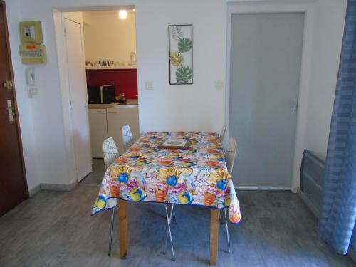 stół w pokoju z tkaniną w obiekcie Appartement 4 personnes proche du lac w mieście Gérardmer