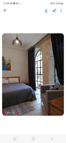 a bedroom with a bed and a couch at Résidence Tozeur Almadina chambres Supérieures in Tozeur