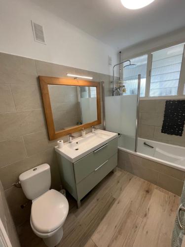 une salle de bain avec toilettes, lavabo et miroir dans l'établissement Loretto proche centre ville et plage, à Ajaccio