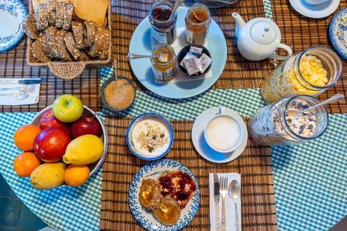 een tafel met borden met voedsel en fruit bij Downtown B&B in Bassano del Grappa